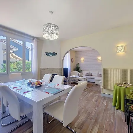Les Hirondelles By Interhome